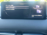 お手元のスマートフォンと接続して頂く事で使用可能な「Apple CarPlay/Android Auto」電話の応答は勿論、メッセージの受信やLINE、音楽接続からナビアプリの使用まで幅広く活躍致します。