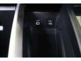 データ通信/給電用と、給電用(Type-C)のUSBポートも装備されています。車内にあると便利なアイテムですね!