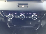 運転席・助手席、それぞれで温度調節が可能なオートエアコンです。シートヒーター付きなので、寒い日も快適です。