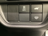 VSA装備車です。VSAはドライバーの操作と車の動きを見守っています。もし車の挙動が乱れたとき、4輪別々にブレーキをかけたり、エンジンパワーをしぼることによって車を安定させます。