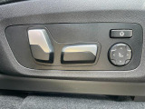 【メモリー機能付きパワーシート】運転手が代わってもボタン一つで設定ポジションに。常にご自身のドライブ設定が整います。