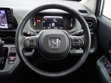 ハンドル左側にはオーディオ操作が出来るオーディオリモートコントロールスイッチ、右側にはHonda SENSINGとオートクルーズコントロールのスイッチを装備!