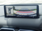 狭い場所での駐車やすれ違いなどでより的確な運転操作に役立つ360&deg;ビューモニターが装備されています。