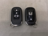 スマートキーを装備しています。鍵を差し込むことなくドアロックの開け閉めと、スタートボタン操作でのエンジンスタートができます。ボタン操作でトランクが開けられる電動テールゲートのボタンもついています。
