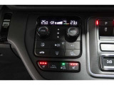 運転席と助手席の温度設定の変更が可能な左右独立タイプのデュアルエアコンです♪♪♪暑がりな人・寒がりな人も誰もが車内を快適にお過ごしいただけます♪♪♪