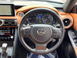 【純正革巻きステアリング】上質な革を使用することで、手にしっかり馴染みとても運転しやすいハンドルです♪