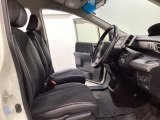 女性でも運転がしやすいように、シートの高さ調整機能(シートリフター)がついています。運転席と助手席の間が空いている為、助手席側への移動がスムーズです。交通量の多い道でも助手席側から乗り降りができます。