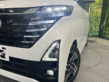 【LEDヘッドライト】悪天候や夜間走行時も良好な視界を確保し安心して運転できる高輝度LEDヘッドライトを装備!点灯速度が早く、消費電力も抑えられています。
