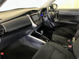 運転席周りのレイアウトをご覧ください。ナビゲーションが綺麗に装着されすっきり収まってますね!