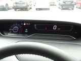 【メーターパネル】素早く車の情報が読み取れる、視認性に優れたシンプルなデザインのメーターパネルです。
