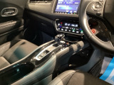 スマートな電子制御式パーキングブレーキに加え、渋滞時などでブレーキペダルから足を離しても停車を維持するオートブレーキホールド機能により、運転がより快適になります。