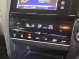 【オートエアコン】一度お好みの温度に設定すれば、車内の温度を検知し風量や温度を自動で調整。暑い&hellip;寒い&hellip;と何度もスイッチ操作をする必要はありません。快適な車内空間には必須の機能ですね♪
