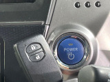 【スマートキー】カバンやポケットに入れたままでもドアの施錠・解錠が可能なスマートキーを装備。エンジンのオン・オフ時もカギを取り出す必要が無いからとっても便利です♪