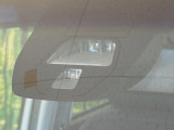 【ホンダセンシング】走行中に前方の車両等を認識し、衝突しそうな時は警報とブレーキで衝突回避と被害軽減をアシスト。より安全にドライブをお楽しみいただけます。