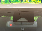 【プリクラッシュセーフティ】前方の車両等を検知し、衝突しそうな時は警報で注意を促し、ブレーキを踏む力をサポート。ブレーキを踏めなかった場合は衝突被害軽減ブレーキが作動、衝突回避をサポートします。