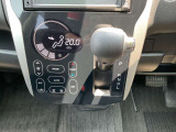 「オートエアコン」付き一年中快適な室内を提供!車内温度を設定すると、風量を自動で調節してくれます。