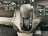 オートマチックシフトレバーは、手になじみ操作しやすい形状で安全運転にもつながります♪