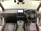車内は光触媒抗菌消臭施工済です。スタイリッシュなデザインでスポーティなインパネ周りを演出します。グローブボックスやカップホルダーのほかにトレーなどたくさんの収納スペースが付いています。