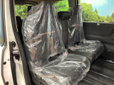 セカンドシートは中央部が可動式となっており、スライドすれば通路スペースが登場!前後の移動がとっても簡単です♪もちろん、8名乗車時も快適な座り心地のシートとなっています♪