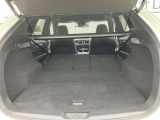 後席を全て倒して、荷物専用のスペースにした状態です。これなら長いものも積めますし、ご旅行や趣味に活用できますね。