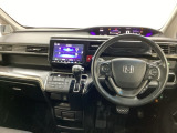 車内は光触媒抗菌消臭施工済です。スタイリッシュなデザインでスポーティなインパネ周りを演出します。グローブボックスやカップホルダーのほかにトレーなどたくさんの収納スペースが付いています。
