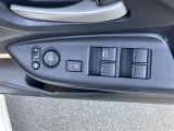 パワーウインドウスイッチです。ミラーの開閉スイッチをAUTOにしていただければドアロック時にドアミラーが閉じロック解除をするとドアミラーが開きますので、とても便利です♪
