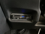 ハンドルの左下にETCがついています。高速道路の料金所の通過も楽々です。 カードの取り出しもしやすい場所についています。