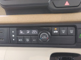 オートエアコン装着車で車内はいつも快適です!