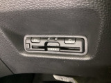 ハンドルの左下にETCがついています。高速道路の料金所の通過も楽々です。 カードの取り出しもしやすい場所についています。