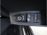 ■運転席ドアの操作しやすい位置にミラー操縦スイッチがついておりますので、ストレスなく自分のフィットする位置にセッティング頂けます。