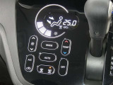 【オートエアコン】車内温度を感知して自動で温度調整をしてくれるのでいつでも快適な車内空間を創り上げます!どの席に座っても快適なドライブが楽しめます♪