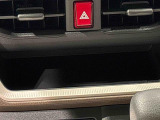 手の届くところにスマートフォンが置けるインパネセンタートレイ