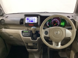 車内は光触媒抗菌消臭施工済です。スタイリッシュなデザインで暖かみのあるインパネ周りを演出します。グローブボックスやカップホルダーのほかにトレーなどたくさんの収納スペースが装備されています。