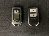 スマートキーを装備しています。鍵を差し込むことなくドアロックの開け閉めと、スタートボタン操作でのエンジンスタートができます。スペアキーも同じものを用意しております。