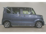 リアには左右スライドドアを採用。狭い駐車場でも開閉しやすく、強風の日でもドアが煽られにくくなっております。小さなお子さまやご年配の方も安心して乗り降りできます。