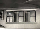 パワーウィンドのスイッチです。運転席に座りながら、助手席や後席の窓を開け閉めできるので大変便利ですよ。