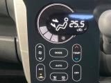 【オートエアコン】一度お好みの温度に設定すれば、車内の温度を検知し風量や温度を自動で調整。暑い&hellip;寒い&hellip;と何度もスイッチ操作をする必要はありません。快適な車内空間には必須の機能ですね♪
