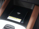 ◆ワイヤレス充電器◆ワイヤレス充電規格Qiに適合した機器を充電エリアに置くことで使用できます。