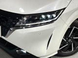 【LEDヘッドライト】悪天候や夜間走行時も良好な視界を確保し安心して運転できる高輝度LEDヘッドライトを装備!点灯速度が早く、消費電力も抑えられています。