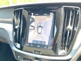 【360&deg;ビューカメラ】4台の高解像度カメラで360度の鳥瞰図を表示。隣の車や壁、死角にある障害物などを画面で確認できるため、狭いスペースでの駐車・出入りも安心です。