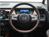 【本革巻きステアリング+ステアリングヒーター】ステアリングは運転中、常に触れる部分。しっとりとした上質な触れ心地がドライブ体験を彩ります。ハンドルヒーターも加わり、冬の冷たさも解決です♪