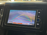 【バックカメラ】駐車時に後方がリアルタイム映像で確認できます。大型商業施設や立体駐車場での駐車時や、夜間のバック時に大活躍!