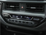 【特別仕様車 BLACK STYLE】ピアノブラック調エアコンアウトレットガーニッシュ。ピアノブラック調エアコンコントロールノブ。