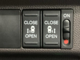 【両側パワースライドドア】両側がパワースライドドアになっており、運転席のスイッチやスマートキーでも開閉が可能です!開口部も広いので乗り降りも楽々♪