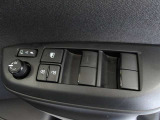 パワーウィンドウスイッチで運転席から全席の窓の開閉ができます。