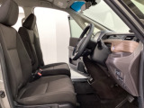 座面も厚みがあり背もたれも高く、広い足元にゆったり座れるシートです。運転席と助手席の間が空いている為、助手席側への移動がスムーズです。交通量の多い道でも助手席側から乗り降りができます。