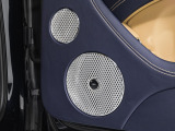 オプションのNaim For Bentley。音響設備にも妥協のない1台となっております。