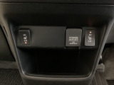 前席の左右別々のシートヒータースイッチが付いています。HiとLoの2段階で温度設定ができます。 スイッチの間にはアクセサリーソケットと、周辺には物が置けるボックスがついています。