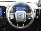 ステアリングはXC60などと同様の3本スポークですが、よりスポーティーなデザインとなっています ステアリングスイッチも充実しており、手を離すことなく機能を操作できます