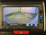 リバースギアに入れるだけで後方の表示へ切り替わります。夜間や雨の日の駐車も楽になりますよ。